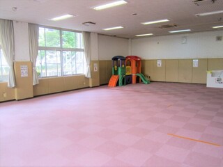 写真：小垣江市民センター　児童館（遊戯室、図書室など）