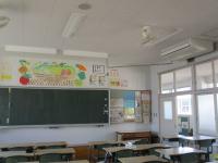 写真：普通教室等に設置されたエアコン