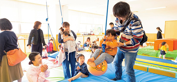 写真：子育て支援センターで遊ぶ子どもたち