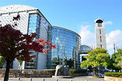 写真：中央図書館外観