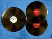 写真：白と赤のレーベルの3枚のレコード