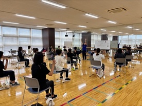 写真:バランスボールを使う様子