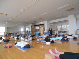 写真:ヨガの様子