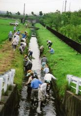 写真:河川ごみの清掃活動