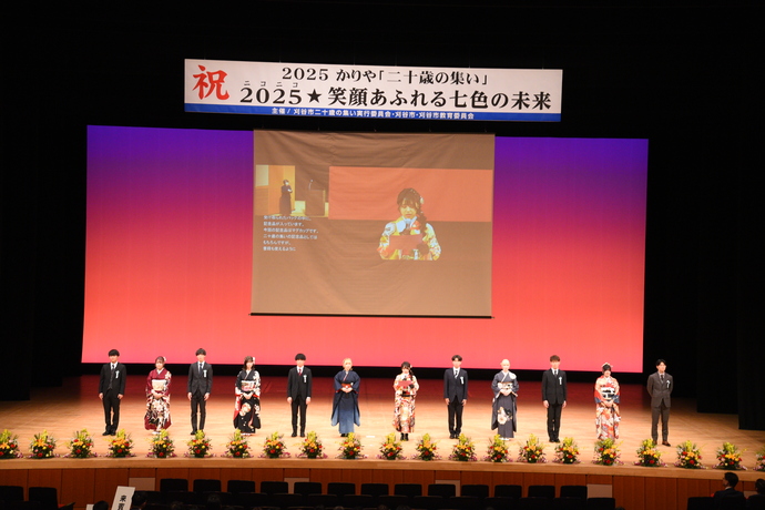 写真：記念品とプログラム紹介