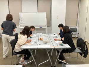 アクセサリーを作っている様子