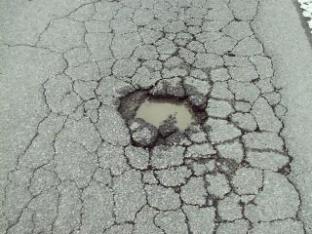 写真:道路上の穴凹1