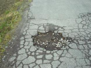 写真：道路上の穴凹2