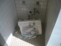 写真：トイレ内の手洗場の器物損壊の一例