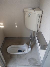 写真：トイレ便器及びタンクの器物損壊の一例