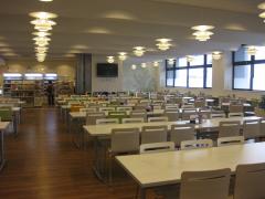 写真：刈谷市役所8階食堂のテーブル風景