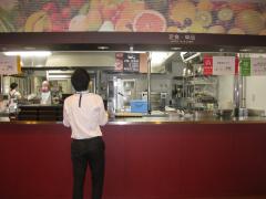 写真：刈谷市役所8階食堂の注文カウンターの様子