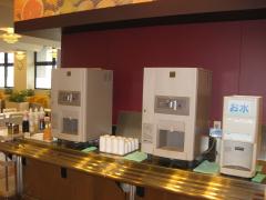 写真：刈谷市役所8階食堂のお水とお茶のセルフサービスの機械
