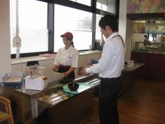 写真：刈谷市役所8階食堂のレジ清算の様子