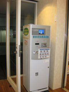 写真：刈谷市役所8階売店入口にある食堂用プリペイドカード自販機