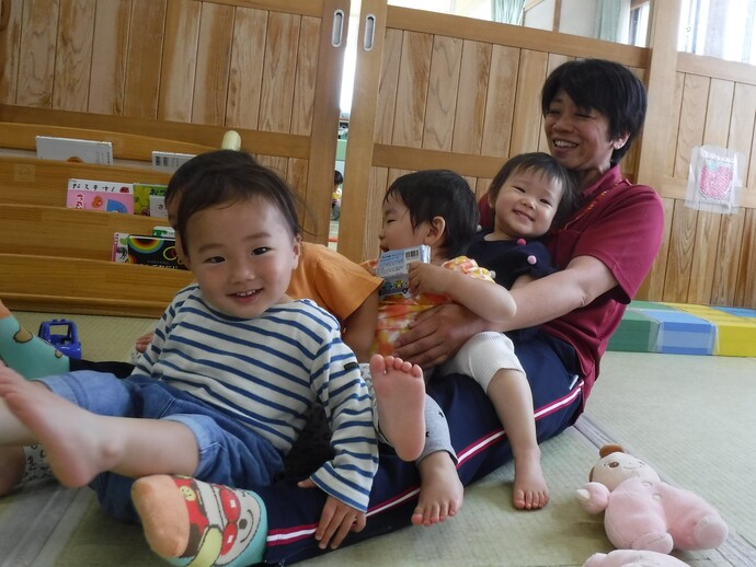 保育者とふれあい遊び