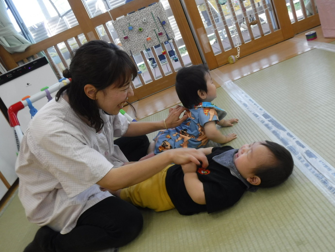保育者とふれあい遊び