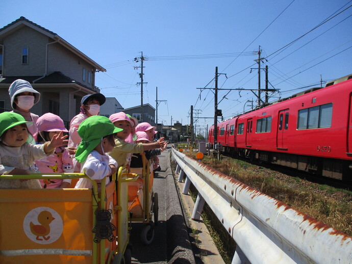 2歳児が電車を見ている写真
