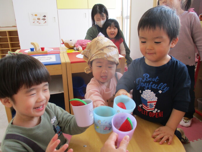 2歳児が友達と遊んでいる写真