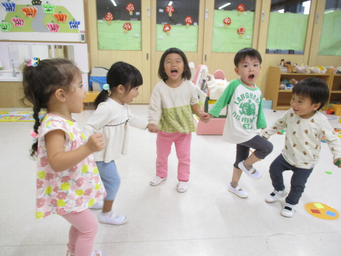 2歳児が友達とダンスをしている写真