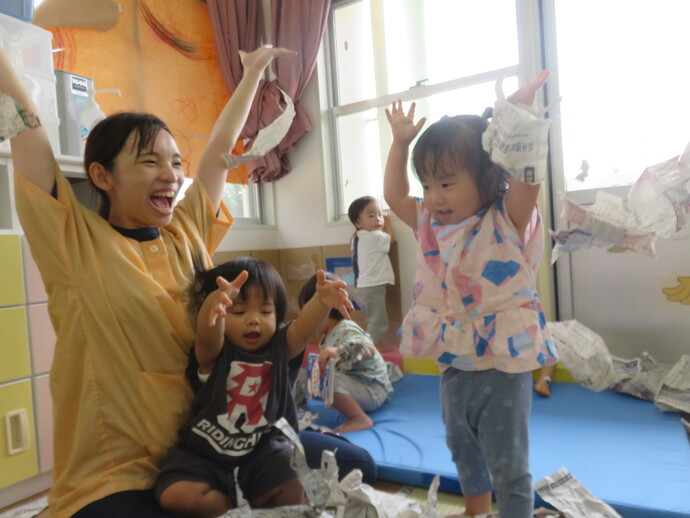 1歳児新聞あそび
