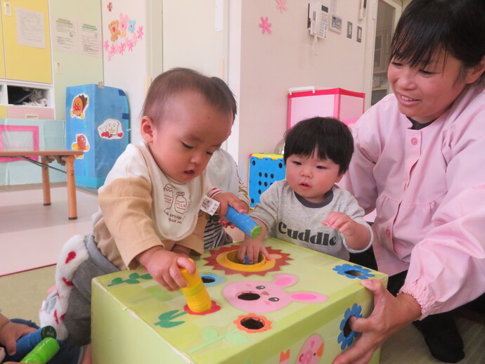 0歳児　穴落としの写真