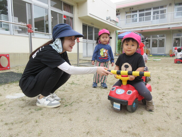 1歳児車の玩具に乗っている写真