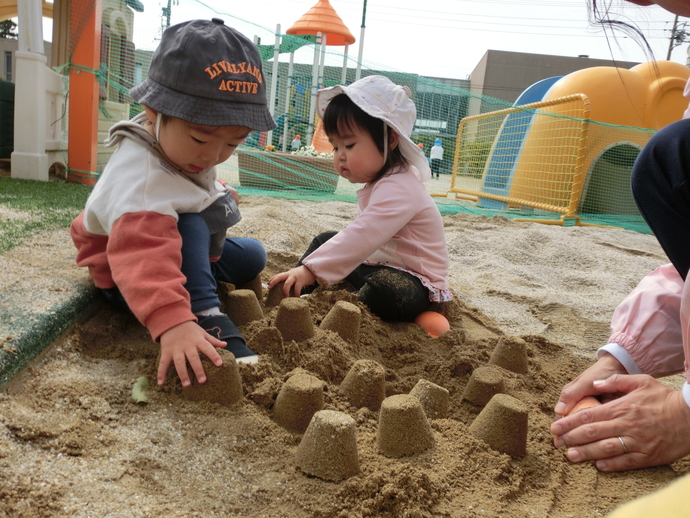 0歳児砂遊びの写真