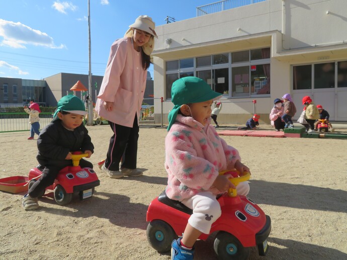 1歳児車の玩具に乗っている写真