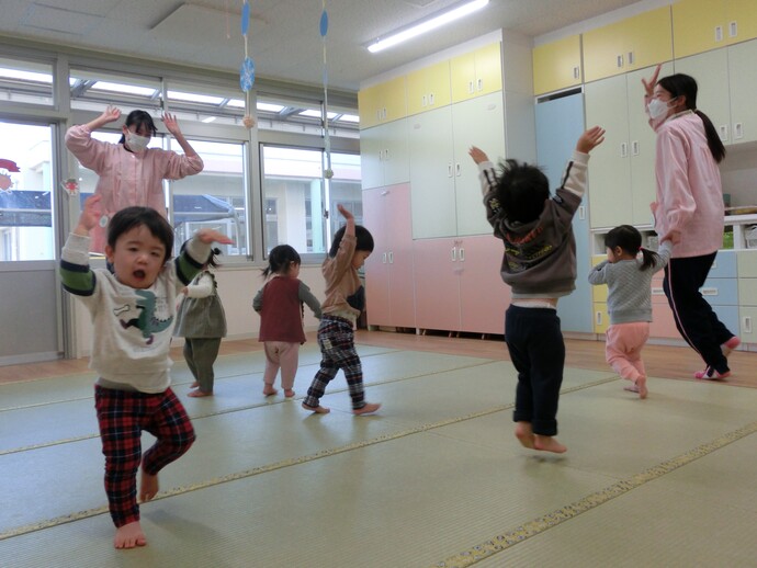 1歳児体操をしている写真