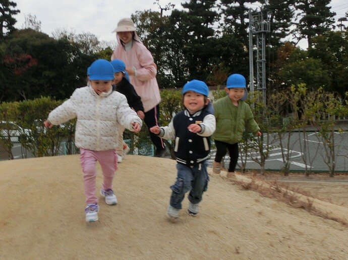 2歳児 山から走り下りる写真