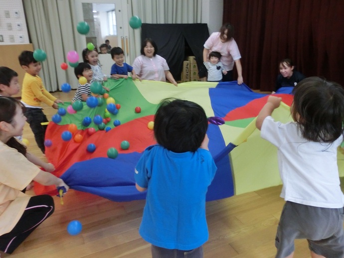 バルーンで遊んでいる写真