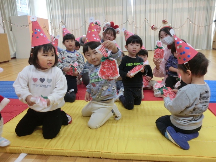 クリスマスプレゼントを見せている写真