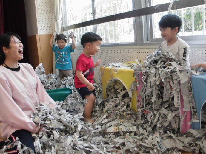 新聞で遊んでいる写真