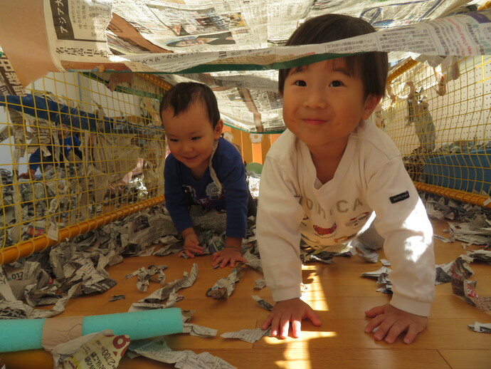 新聞のトンネルをくぐっている写真