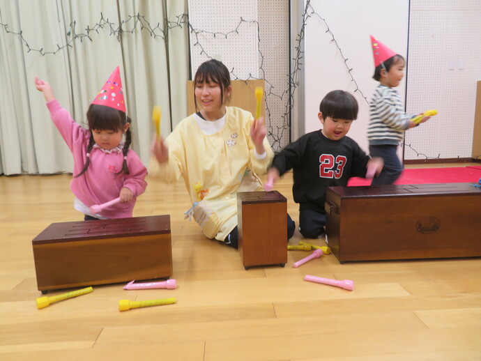 クリスマスの歌に合わせて太鼓をたたいている写真
