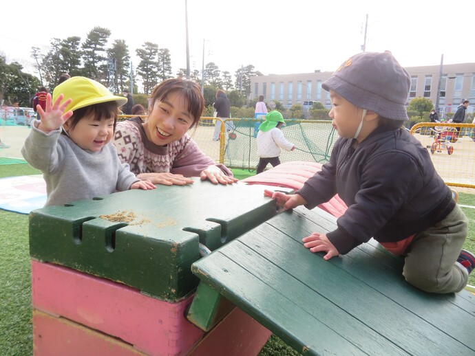 0歳児 坂道をハイハイしている写真