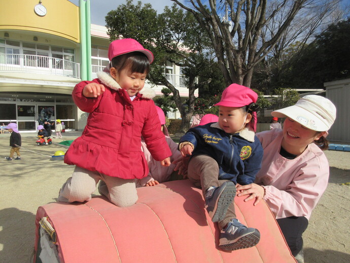 1歳児　マットの山を登っている写真