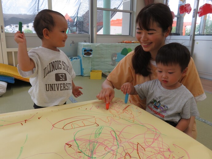 1歳児 おえかきしている写真