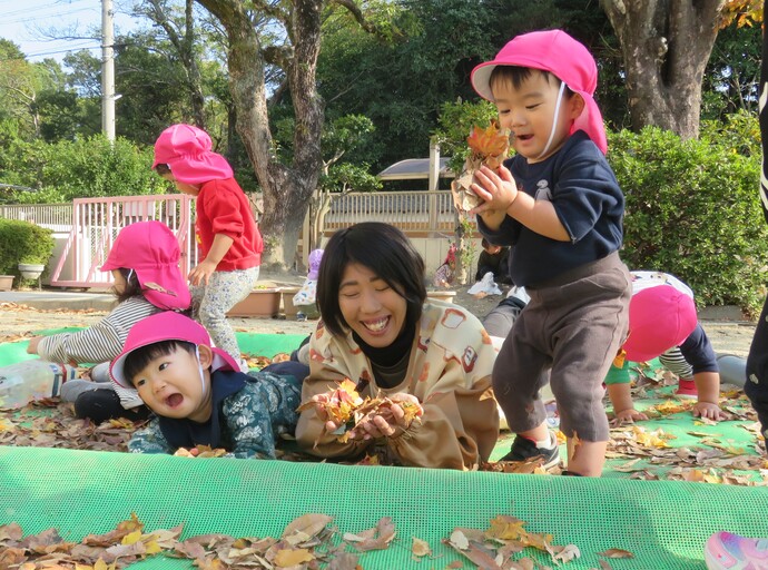 1歳児 おちばで遊んでいる写真