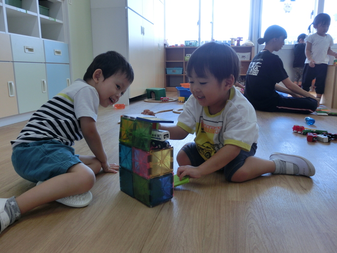 2歳児ブロックで友達と遊んでいる写真