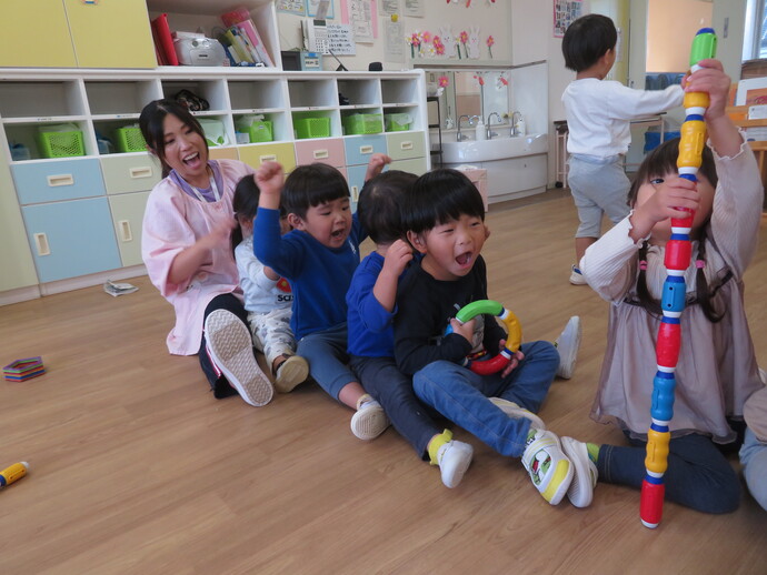 【2歳児】バスれんけつして遊んでいる写真