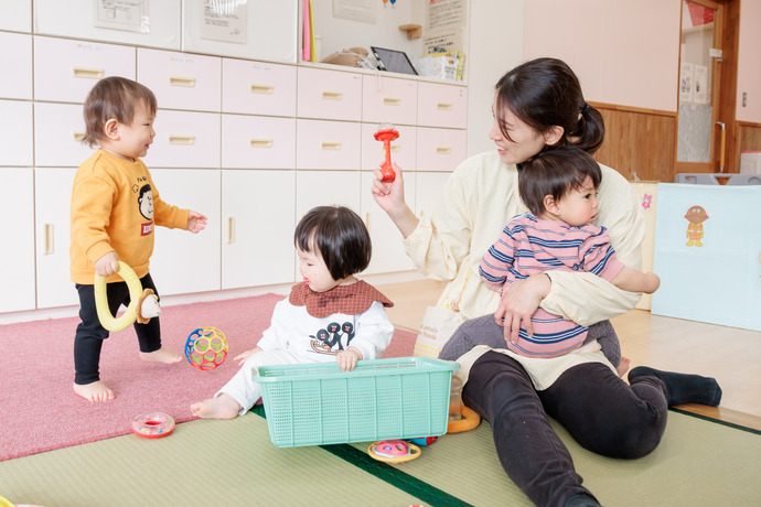 写真：0歳児と先生の様子