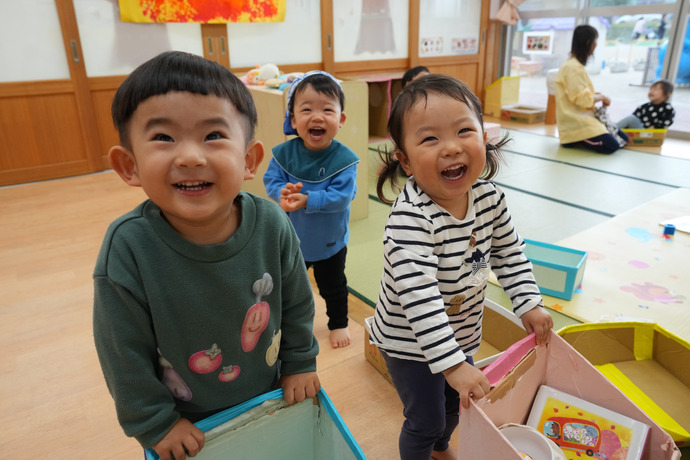 写真：1歳児達の砂遊びの様子