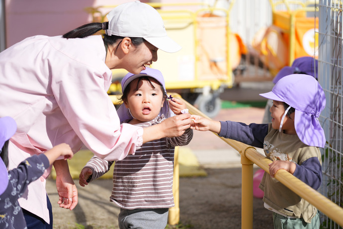 写真：2歳児　戸外遊びの様子
