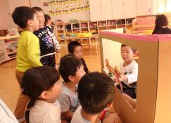 写真:4歳児達のペープサート作りの様子