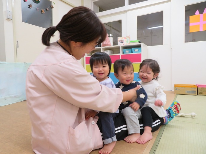 写真：ふれあい遊びをする子どもたち