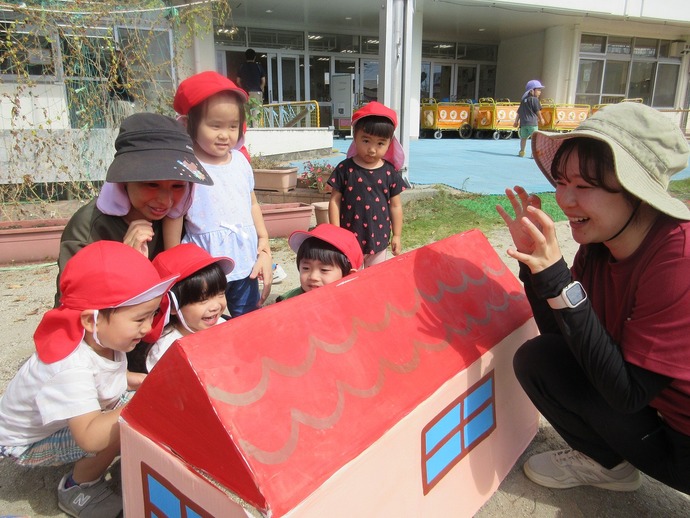 おおかみごっこをする子どもたち