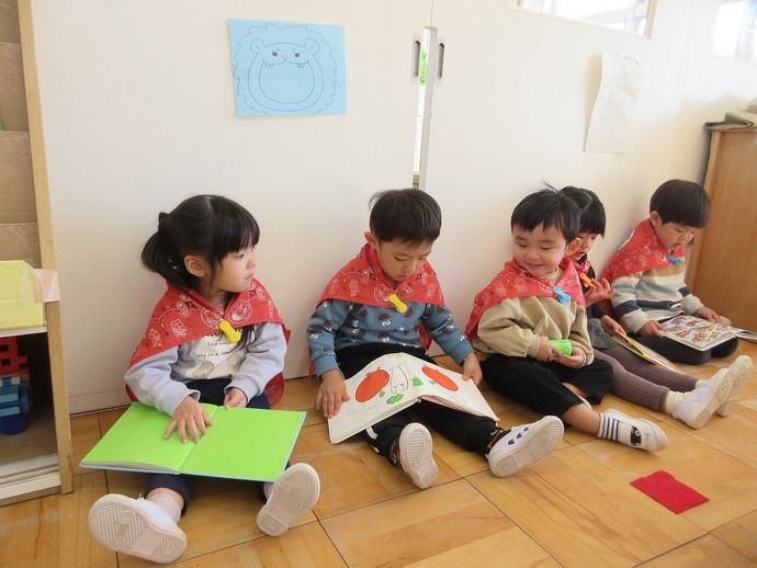 写真:絵本を読むこどもたち