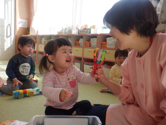写真：ブロックで遊ぶ2歳児